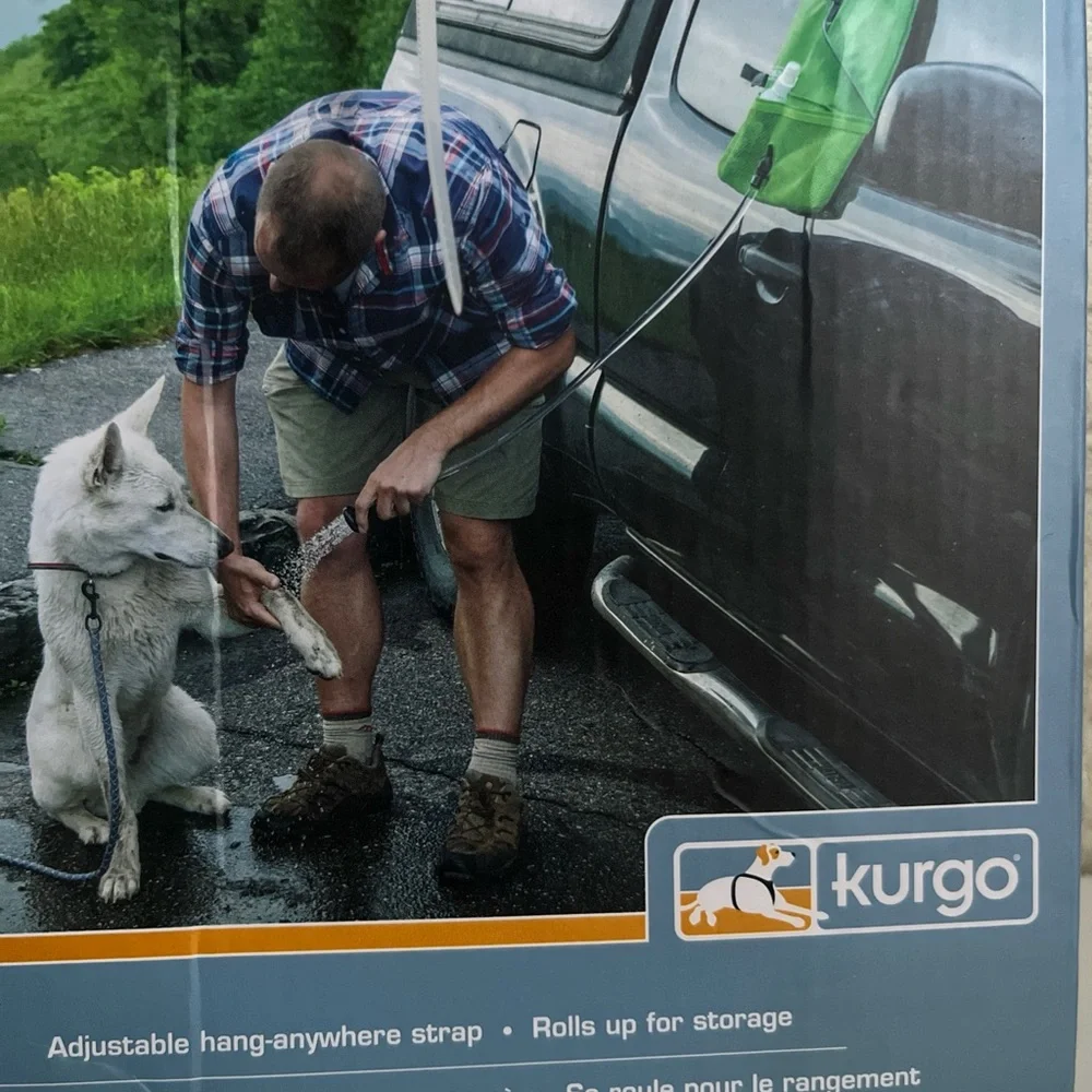 Kurgo Outdoor Go Shower for Pets. Adjustable strap green new